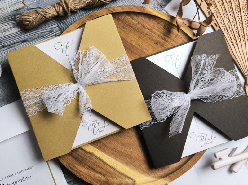 Invito shabby chic, romantico, con carta naturale e pizzo bianco  PROVENZA